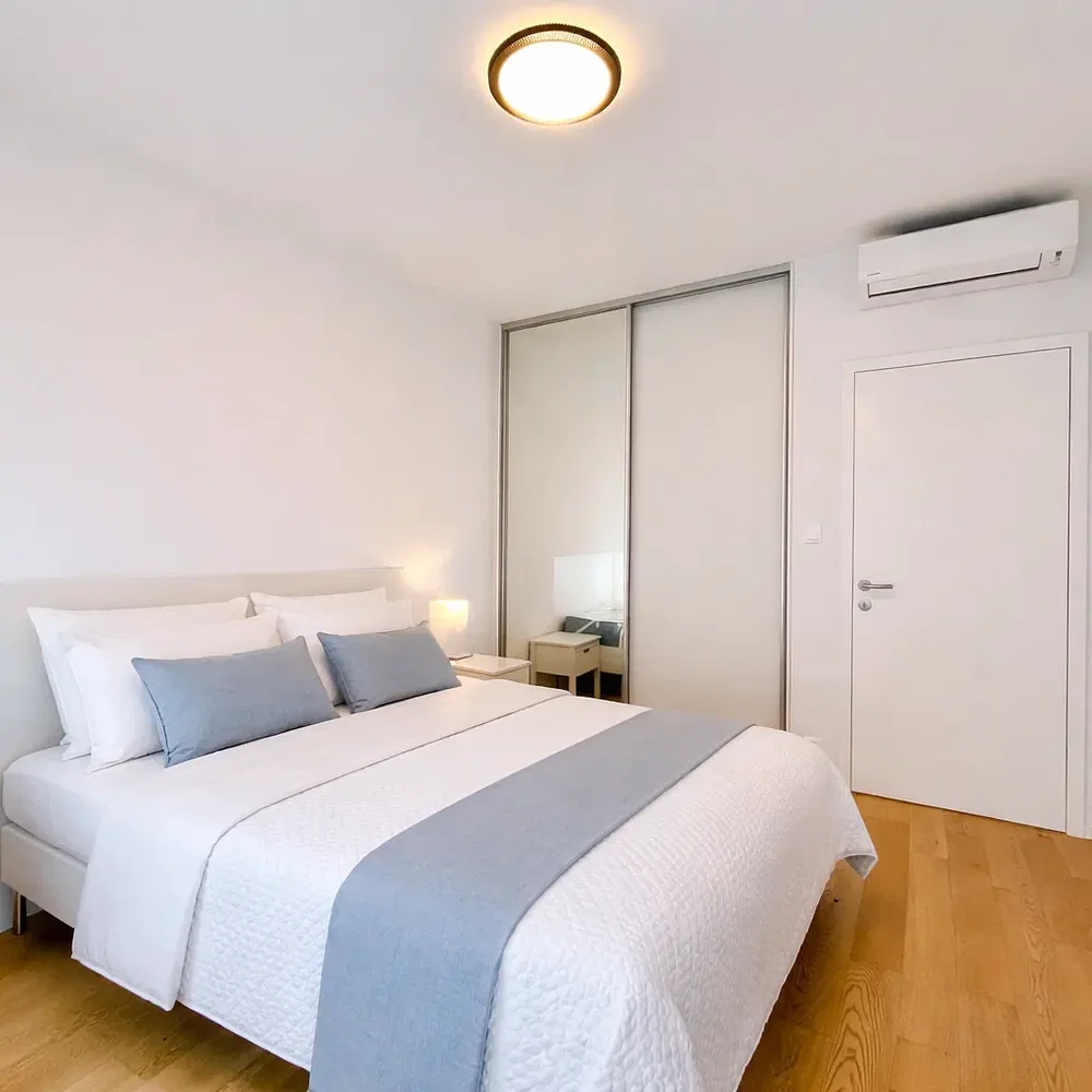 Schlafzimmer; holzboden, tageslicht