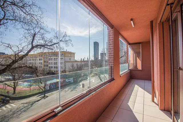 Balkon; výhled, dlažba