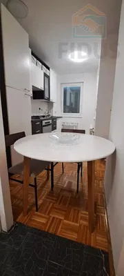 Küche; küchengeräte, fliesenboden, holzboden