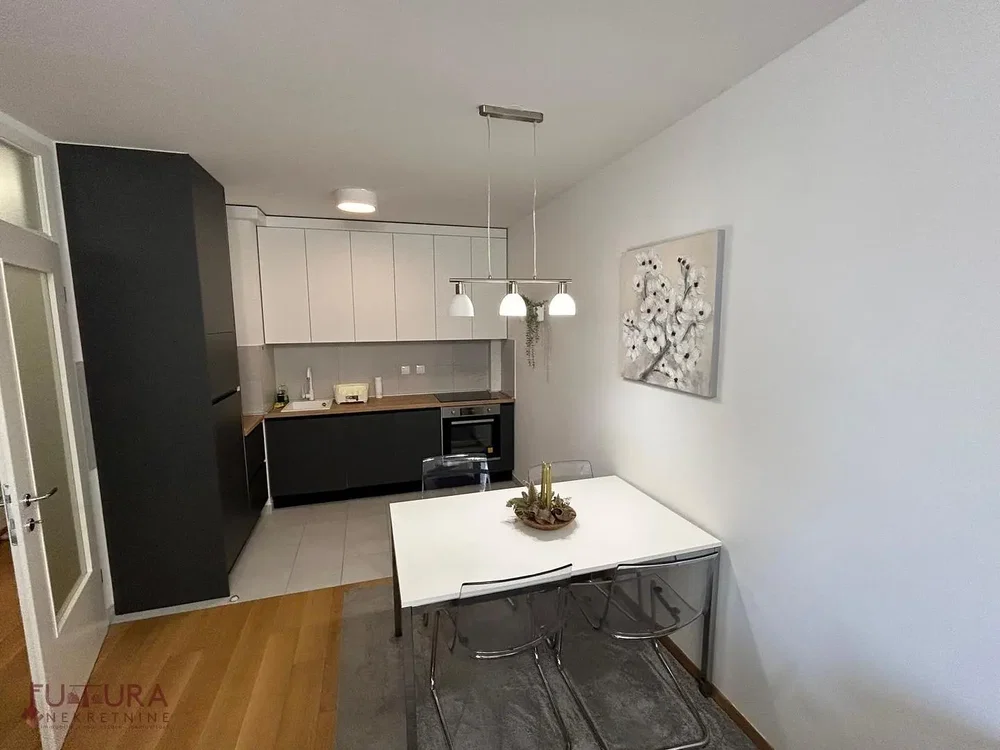 Cuisine; carrelage, style moderne, lumière naturelle, électroménager