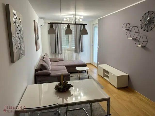 Salon; styl nowoczesny, podłoga drewniana, światło dzienne