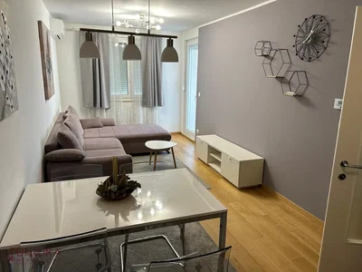 Salon; style moderne, lumière naturelle, parquet