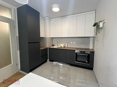Cuisine; électroménager, carrelage, rénové, lumière naturelle