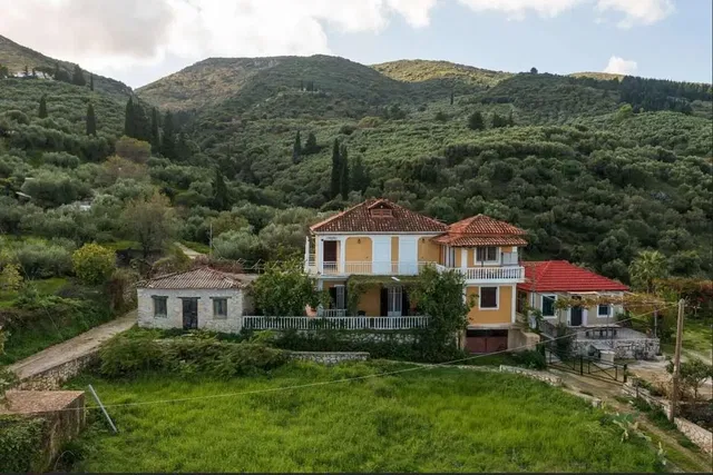 Къща и околности; гледка