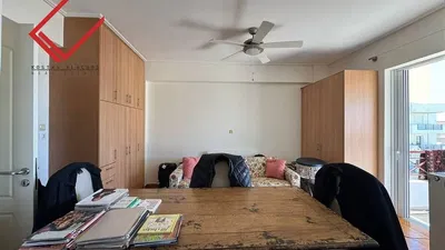 Dnevni boravak; drveni pod, prirodna svjetlost, rustikalni stil