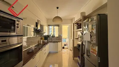 Kuhinja; kućanski aparati, pločice, prirodna svjetlost, moderan stil