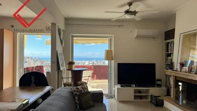 Хол; гледка, камина, естествена светлина