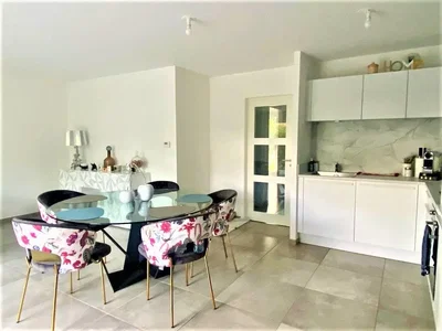 Cuisine; carrelage, style moderne, lumière naturelle