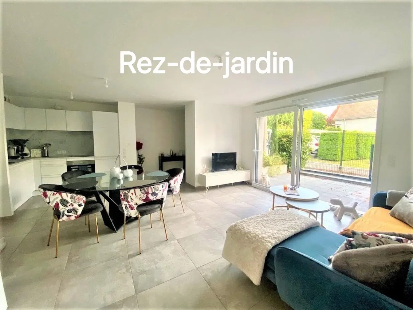 Salon; vue, carrelage, lumière naturelle