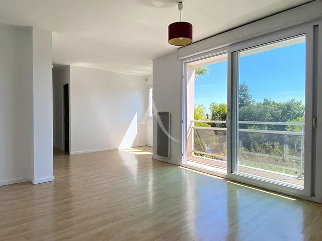 Salon; widok, podłoga drewniana, światło dzienne