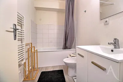 Banyo; fayans zemin, tadilatlı, doğal ışık, modern stil