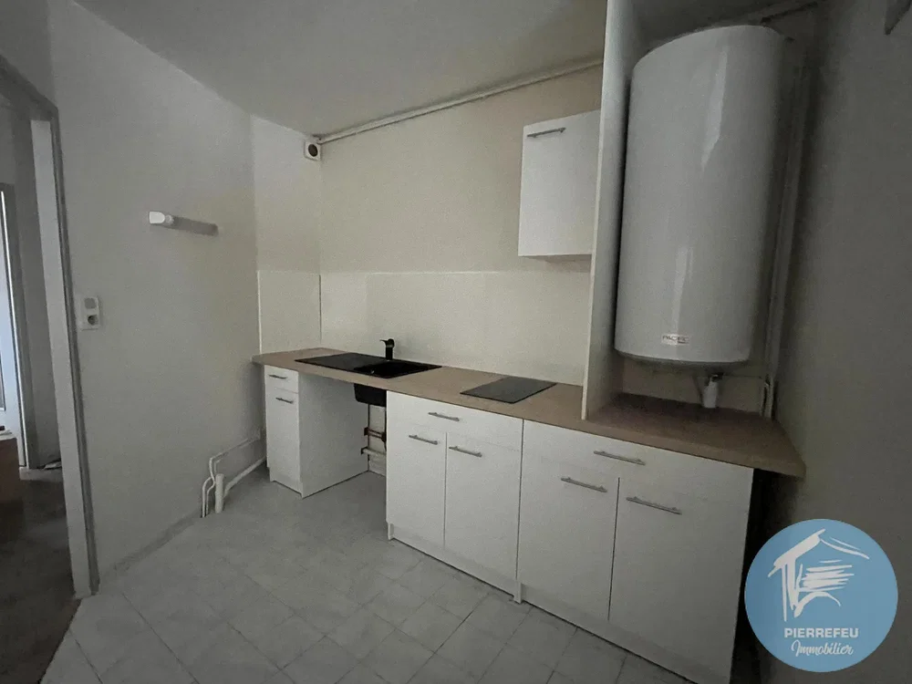 Cucina; scaldabagno, pavimento in piastrelle