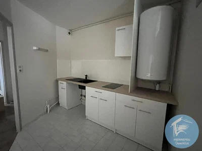 Cucina; scaldabagno, pavimento in piastrelle