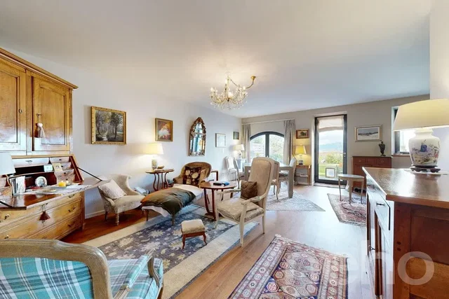 Salon; światło dzienne, styl rustykalny, podłoga drewniana