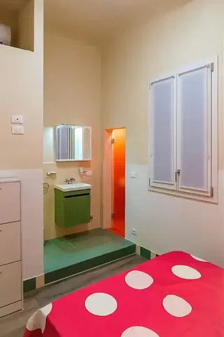 Slaapkamer; natuurlijk licht, tegelvloer