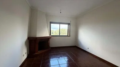 غرفة معيشة; مدفأة, أرضية من البلاط, إطلالة, ضوء طبيعي