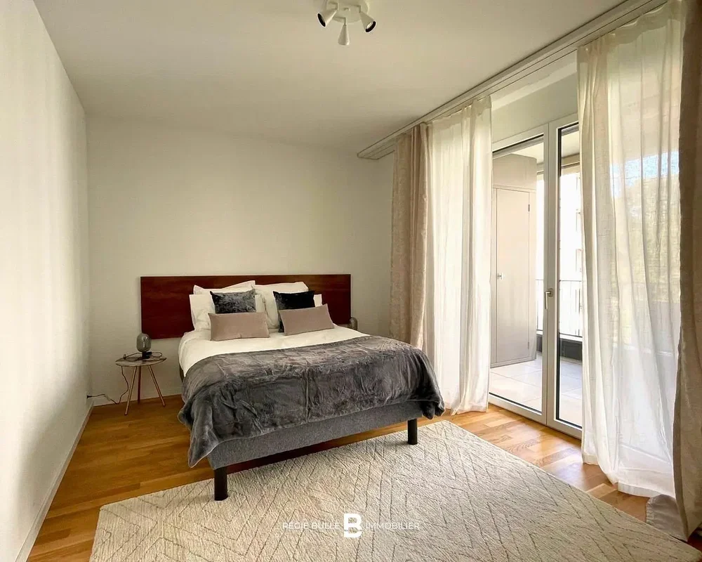 Schlafzimmer; holzboden, tageslicht, moderner stil
