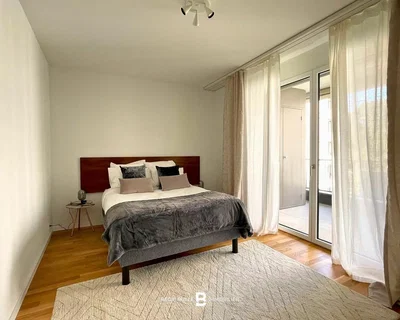 Schlafzimmer; holzboden, tageslicht, moderner stil