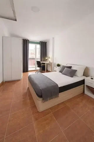 Chambre; lumière naturelle, carrelage