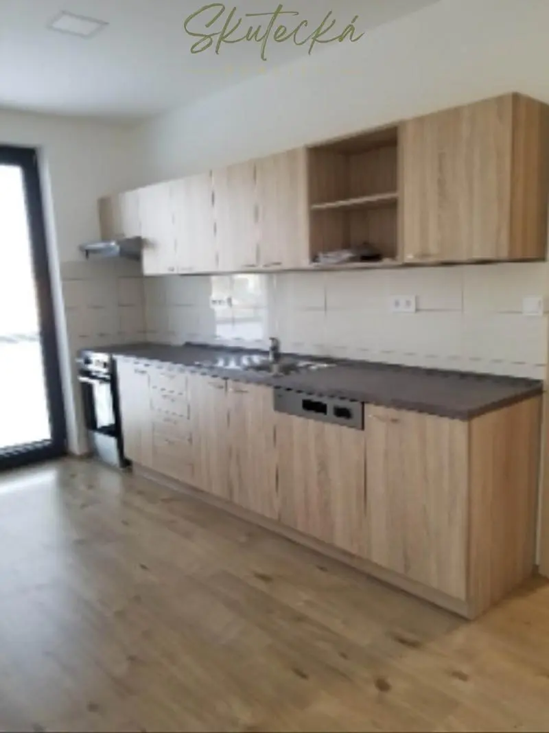 Cuisine; électroménager, parquet, lumière naturelle, rénové