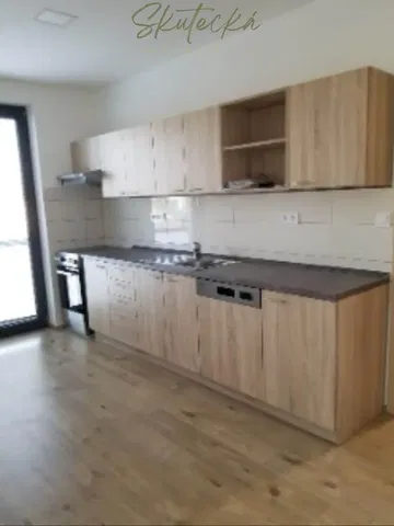 Cuisine; électroménager, parquet, lumière naturelle, rénové