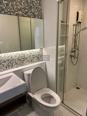 Badkamer; tegelvloer, gerenoveerd, natuurlijk licht