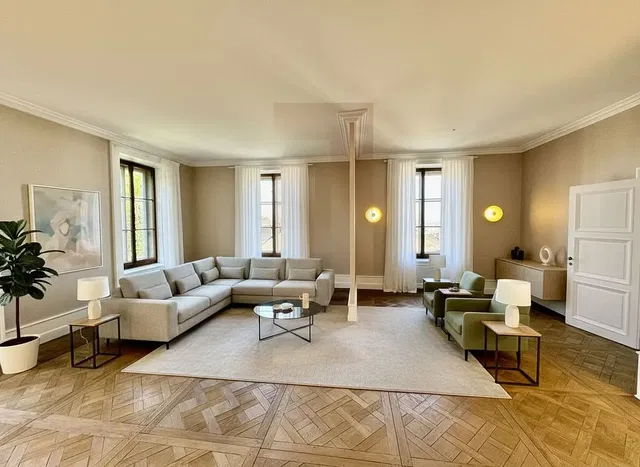 Soggiorno; luce naturale, pavimento in legno, stile moderno