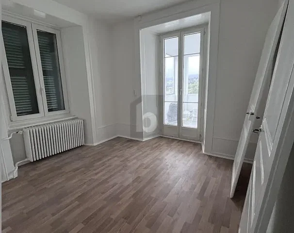 غرفة معيشة; إطلالة, أرضية خشبية, ضوء طبيعي