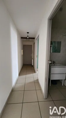 Гардероба; плочице, природно светло