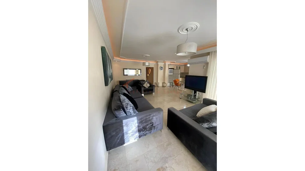 Dnevni boravak; pločice, prirodna svjetlost, moderan stil