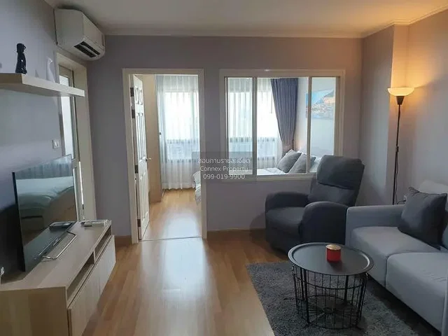 Wohnzimmer; holzboden, tageslicht, moderner stil