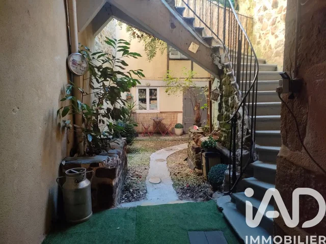 Casa e arredores; luz natural