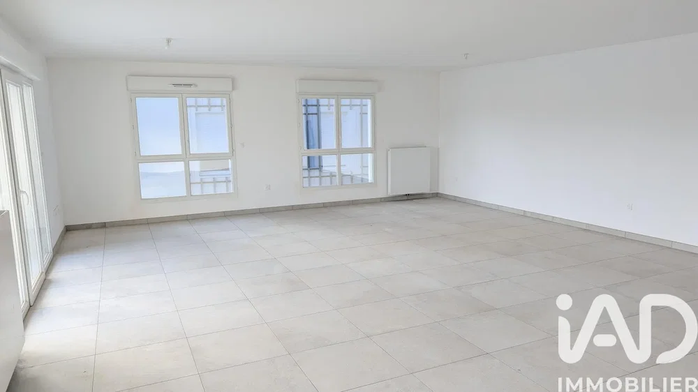 Salon; carrelage, lumière naturelle, rénové
