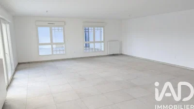 Salon; carrelage, lumière naturelle, rénové