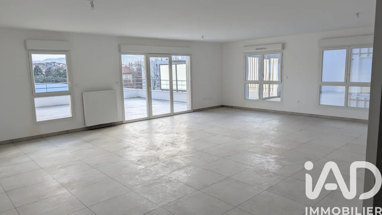 Salon; vue, carrelage, lumière naturelle