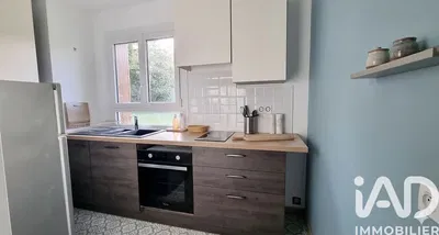 Kuchyně; kuchyňské spotřebiče, přirozené světlo, moderní styl