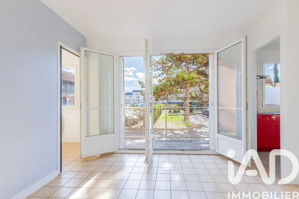 Obývací pokoj; výhled, dlažba, přirozené světlo