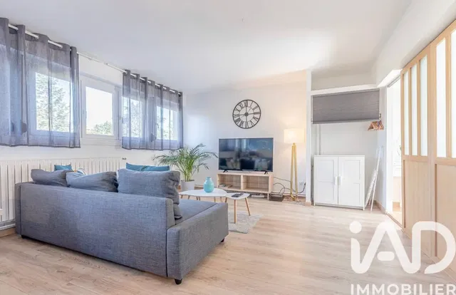 Obývací pokoj; výhled, dřevěná podlaha, přirozené světlo, moderní styl