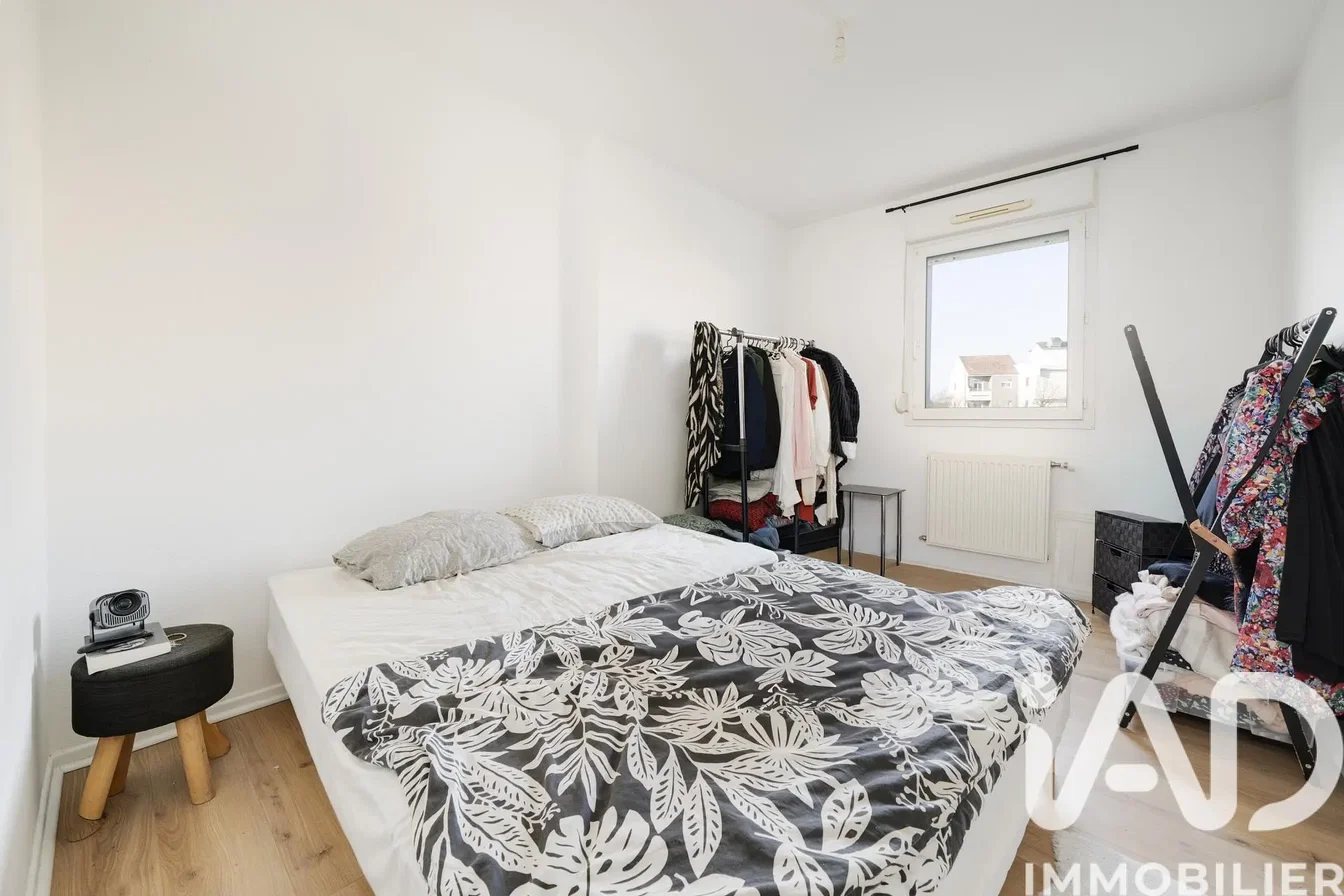 Dormitorio; suelo de madera, luz natural