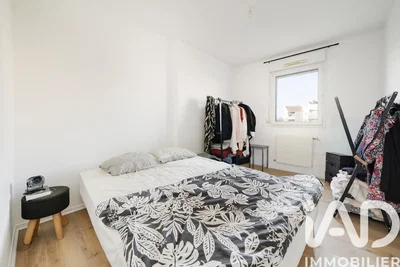 Dormitorio; suelo de madera, luz natural