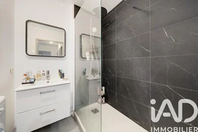 Baño; suelo de baldosas, renovado, luz natural, estilo moderno