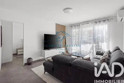 Oturma odası; doğal ışık, modern stil, fayans zemin