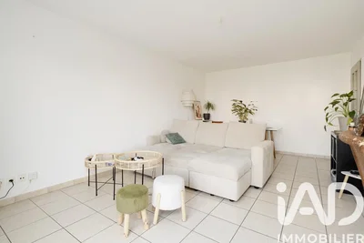 Salón; suelo de baldosas, luz natural, estilo moderno