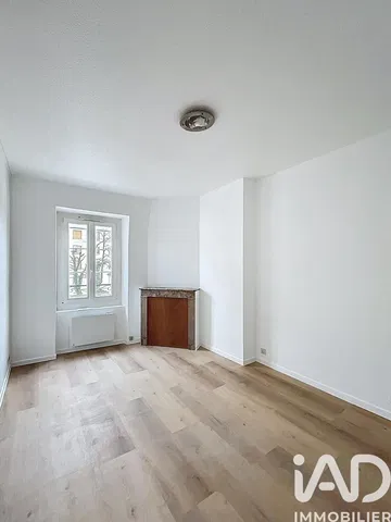 Obývací pokoj; výhled, dřevěná podlaha, přirozené světlo