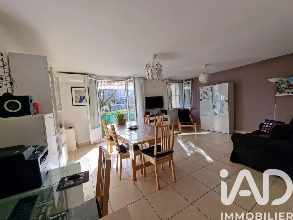 Дневна соба; природно светло, плочице