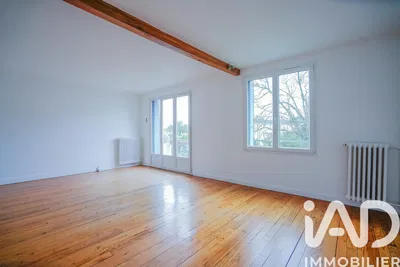 Дневна соба; дрвени под, поглед, природно светло