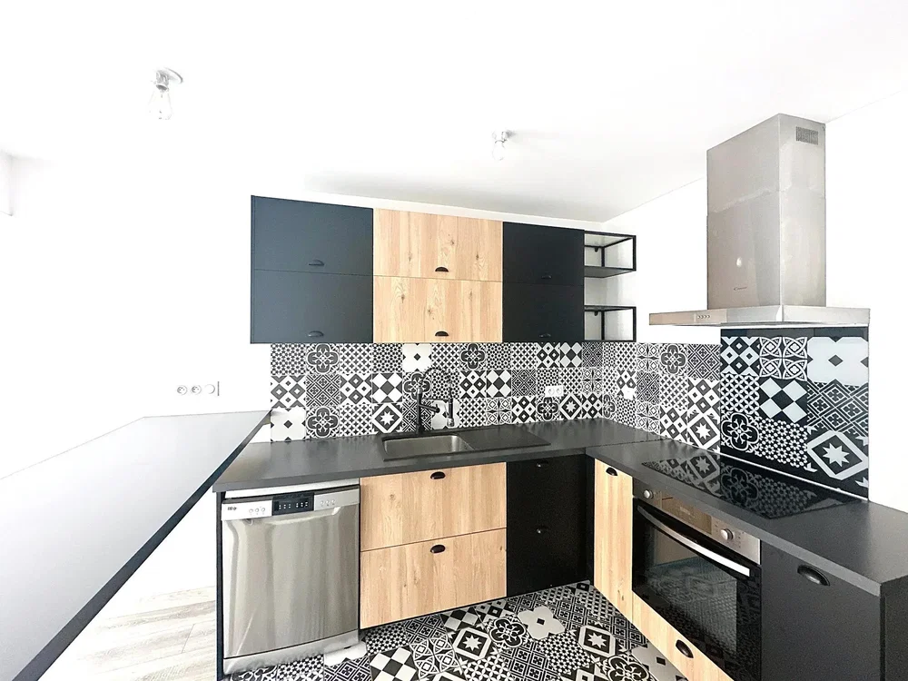 Kuhinja; kuhinjski aparati, prirodno svjetlo, moderni stil