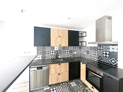 Kuhinja; kuhinjski aparati, prirodno svjetlo, moderni stil