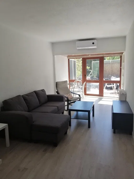 Obývací pokoj; přirozené světlo, dřevěná podlaha, výhled
