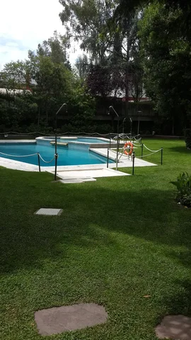 Casa y alrededores; vista, luz natural